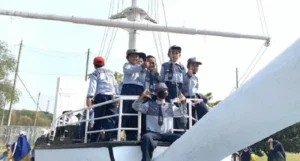 Serunya Siswa SD Mugeb Jadi Nakhoda di Kapal Besar TNI