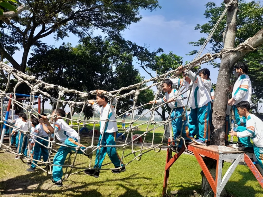Serunya Outbound Siswa SD Mugeb di Alas Prambon