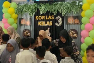 Berkonsep Gresikan, Bazar Ikwam SD Mugeb Laris Manis