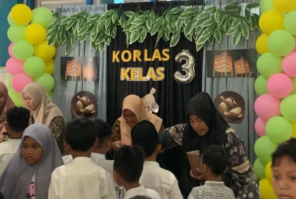 Berkonsep Gresikan, Bazar Ikwam SD Mugeb Laris Manis