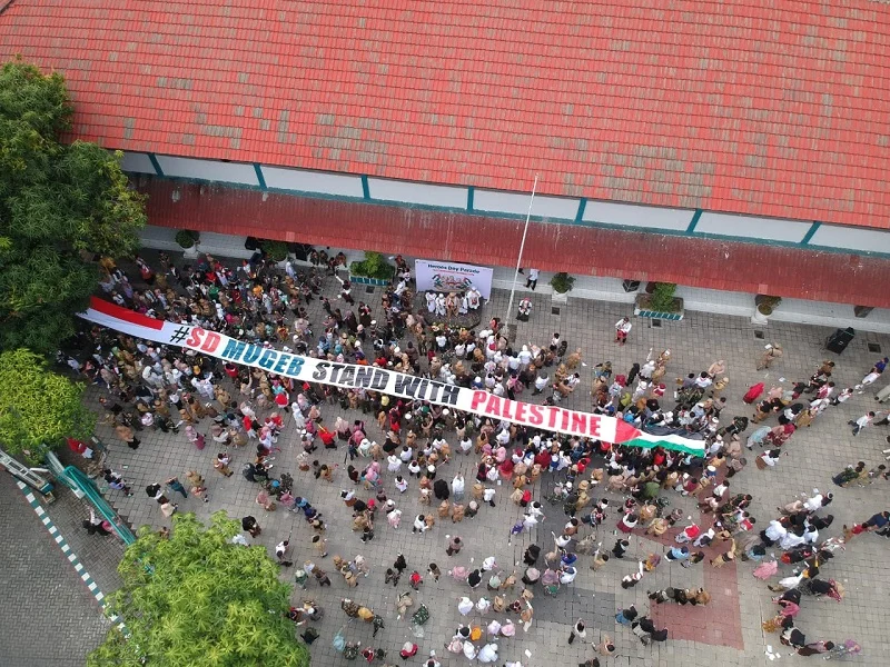 Dukung Palestina, SD Mugeb Bentangkan Banner Mop