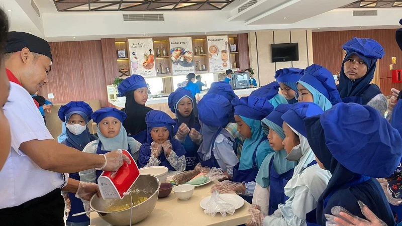 Siswa SD Mugeb Belajar Bikin Cupcake dengan Chef Aston Inn