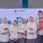 Hari Guru Nasional, SD Mugeb Beri Penghargaan