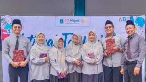 Hari Guru Nasional, SD Mugeb Beri Penghargaan