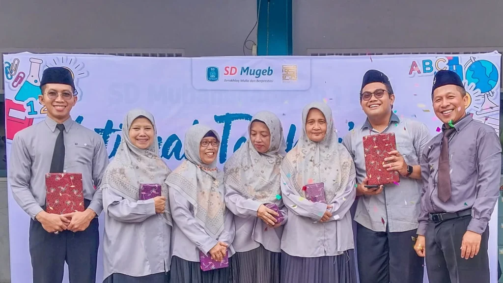 Hari Guru Nasional, SD Mugeb Beri Penghargaan