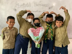 Belajar Bikin Buket, Mitos Perempuan Lebih Telaten Tak Berlaku di SD Mugeb