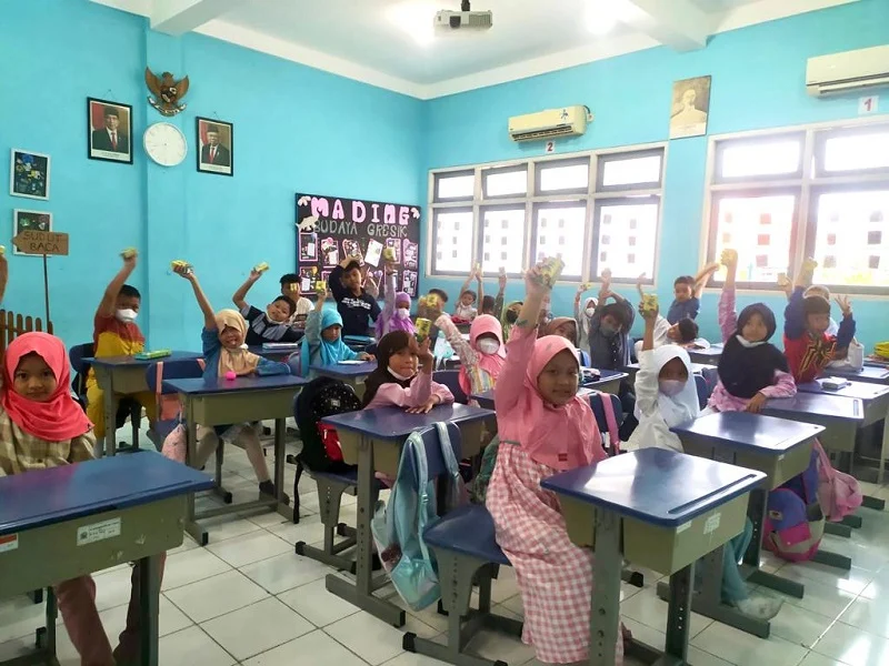 Pekan STS, SD Mugeb Berbagi Susu Sehat