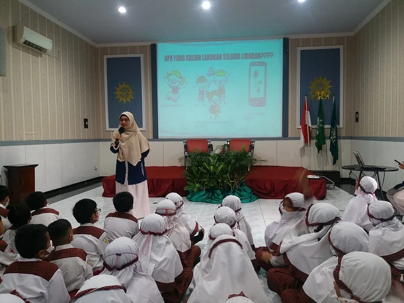 Siswa SD Mugeb Belajar Adab di Sekolah