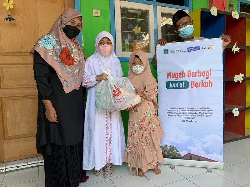 SD Mugeb Berbagi bareng Lazismu GKB