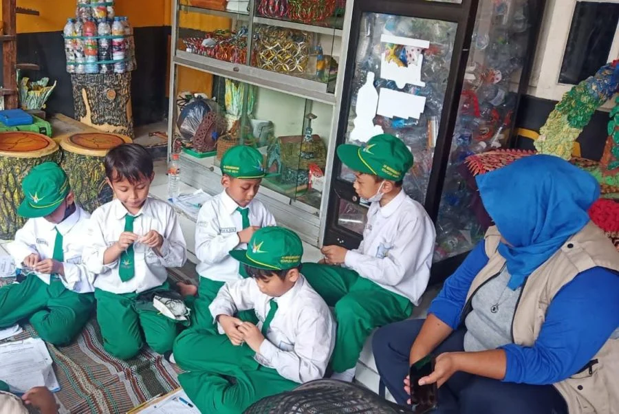 SD Mugres Mempelajari 5R di Kampung Penerima Penghargaan Kemenparekraf