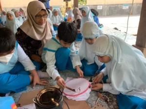 Kunjungi WGK, Siswa SD Mugres Membatik