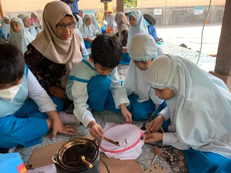 Kunjungi WGK, Siswa SD Mugres Membatik