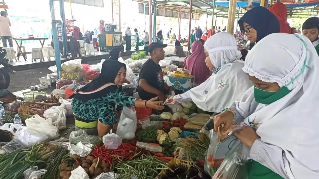 Siswa SD Mugres Belajar Kontekstual ke Pasar Tradisional