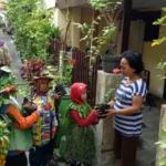 Berkostum Unik, Pahlawan Cilik Lingkungan Ini Bagikan Tanaman
