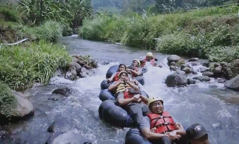 Uji Adrenalin, Guru Karyawan SD Mugeb River Tubing di Jempinang