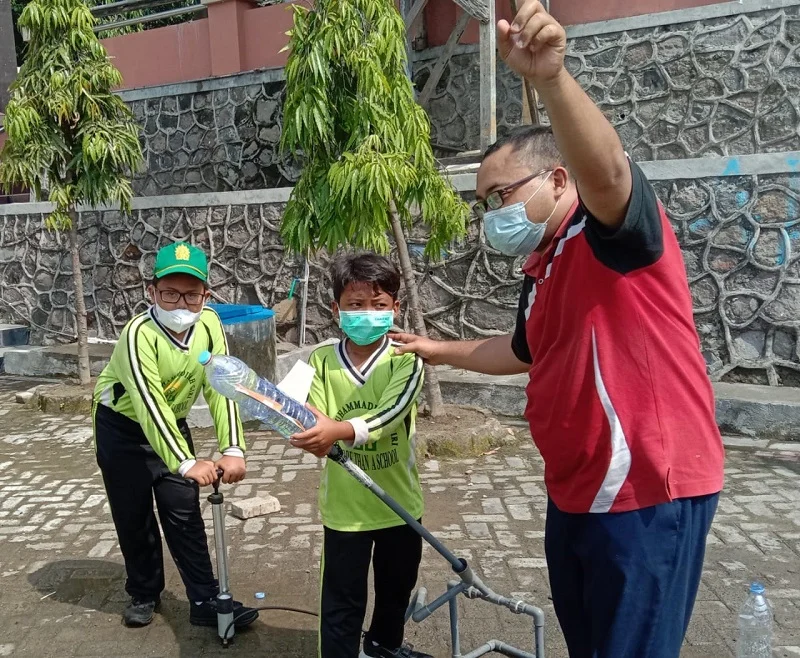 Wali Murid Mengajar Ajak Siswa SD Muri Terbangkan Roket