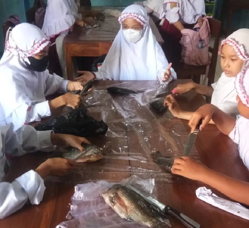 Siswa SD Muhsida Pelajari Alat Pernapasan pada Ikan