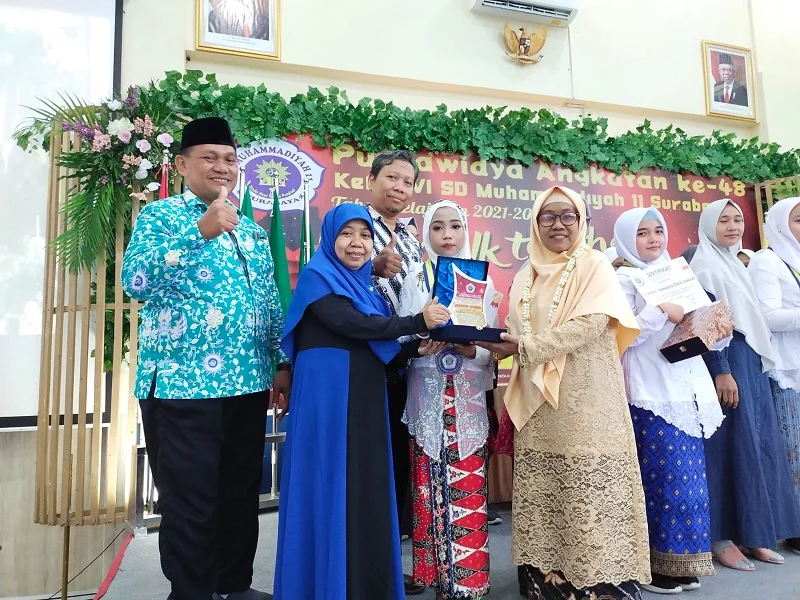 Putri Anggota DPRD Kota Surabaya Raih Predikat Lulusan Terbaik SD Muhlas
