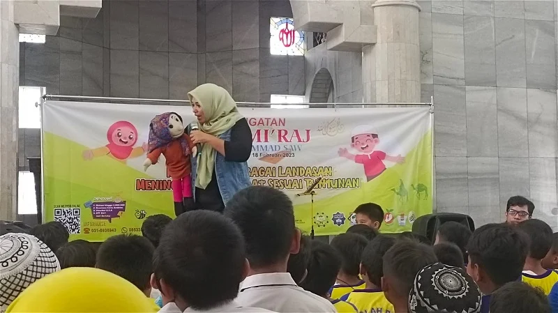 Ada Boneka Cantik di Peringatan Isra Mikraj SDM 18 Surabaya