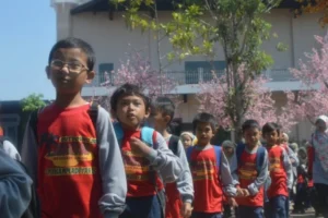 Sambil Outbound, Siswa SD Muhammadiyah 24 Surabaya Belajar Tata Cara Tayamum dan Shalat di Kendaraan