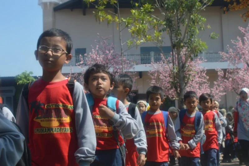 Sambil Outbound, Siswa SD Muhammadiyah 24 Surabaya Belajar Tata Cara Tayamum dan Shalat di Kendaraan