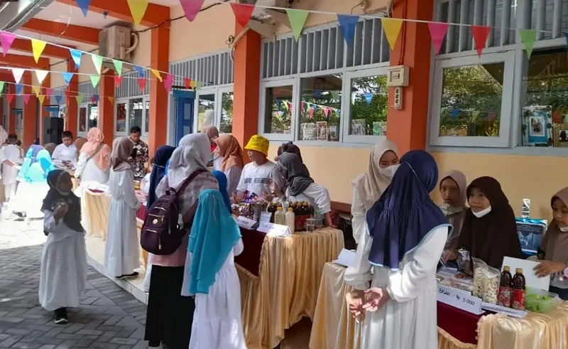 Bazar dan Lomba Antarkelas Semarakkan Maulid SDM 8 Surabaya
