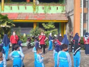 Kejutan Siswa SD Muhammadiyah Benjeng di Hari Guru