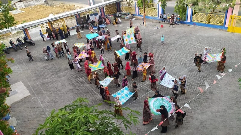 Siswa SDM Plus Maduran Membatik Kolosal