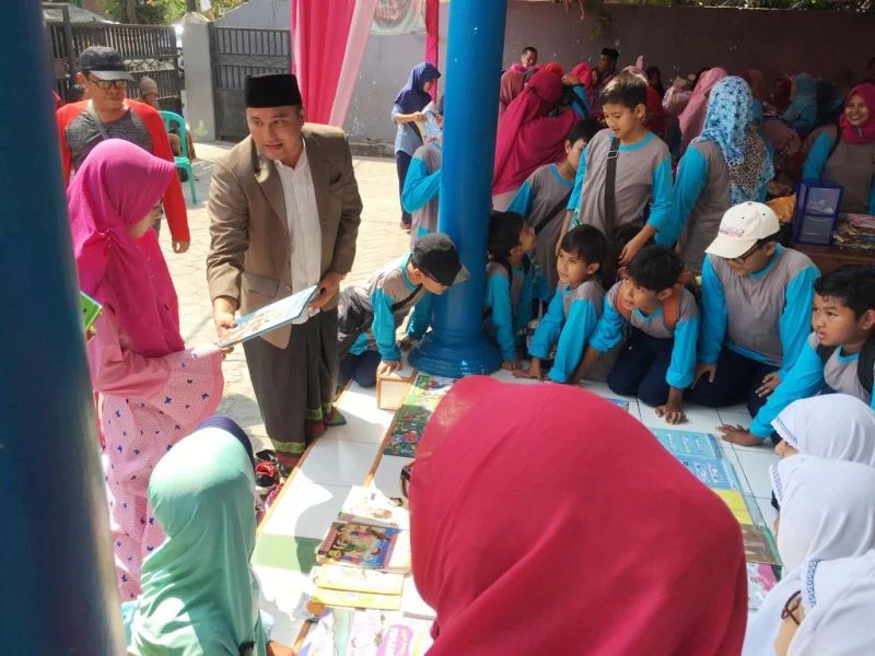 Laskar Al Maun Datang ke Desa Gelar Bazar, Bagi Sembako dan Memotong Sapi Kurban