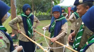 Pembina HW Pun Berlatih Pasang Tenda dan Tali Temali agar Mengajar Tidak Grogi