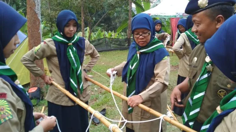 Pembina HW Pun Berlatih Pasang Tenda dan Tali Temali agar Mengajar Tidak Grogi