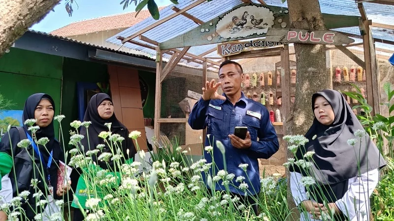 Menuju Sekolah Adiwiyata, SD Muhita Kedatangan Tamu Spesial