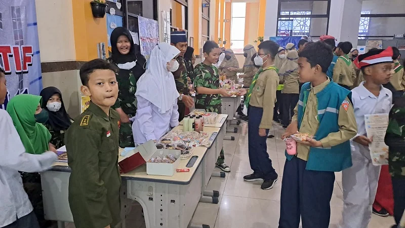 Sambut Sumpah Pemuda, SD Muhlas Gelar Pasar Kaget