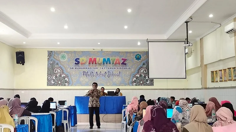 Guru SD Mumtaz Menulis Buku sebagai Kado Musycab