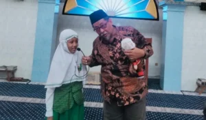 Boneka Oki  Sapa Siswa SD Muri