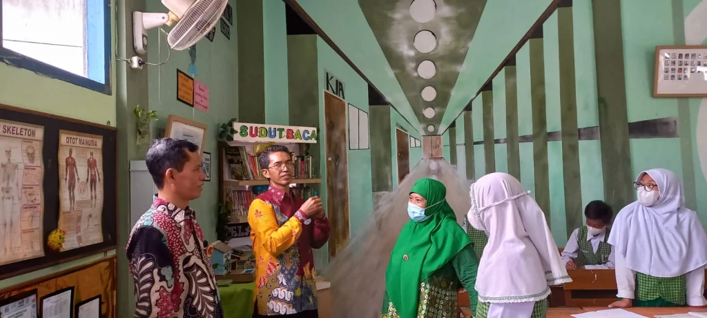 Lukisan yang Membikin Ruang Kelas SD Muri Terasa Luas