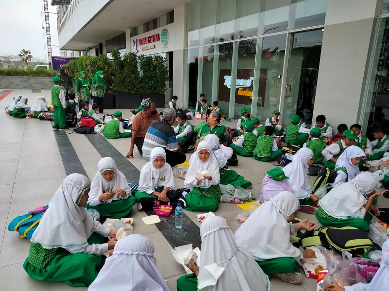 Nikmatnya Siswa SD Muri Makan Lesehan di Halaman Mal