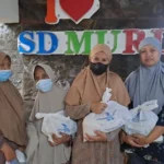 SD Muri Kebomas Berikan Ini di 6 RT Sekitar Sekolah