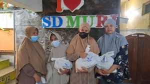 SD Muri Kebomas Berikan Ini di 6 RT Sekitar Sekolah