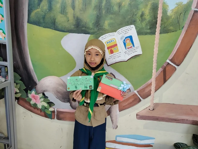 Asyiknya Siswa SD Muri Berkreasi Kartu Lebaran