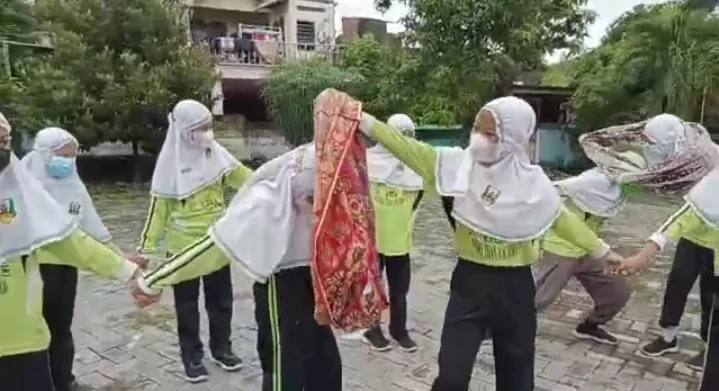 Usai Ujian Refreshing Main Sarung Berantai dan Estafet Bola