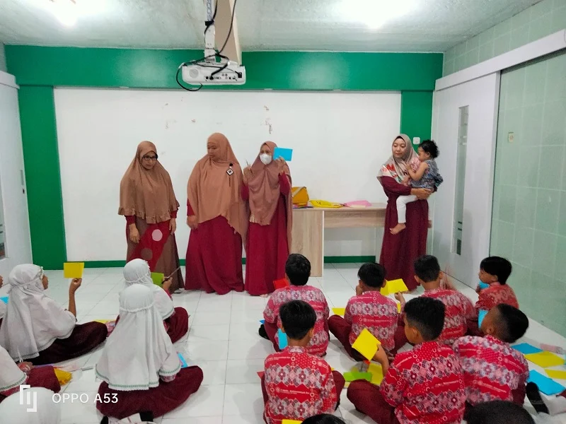 Orangtua Mengajar SD Muri Angkat Tema Tangan Terampil