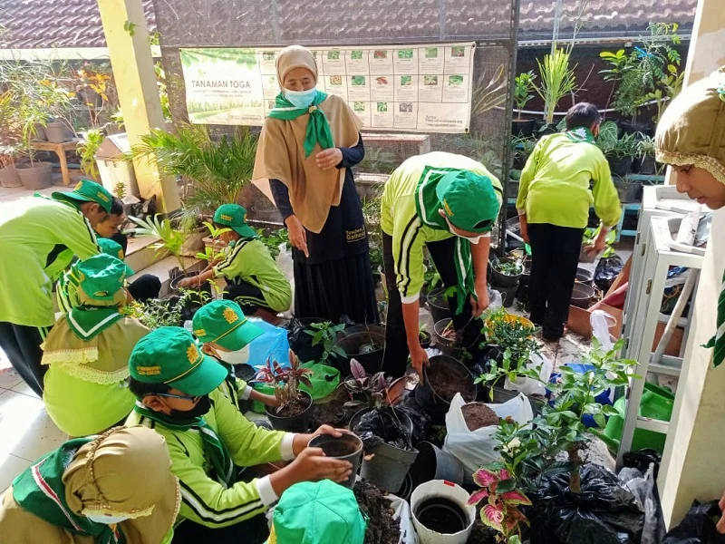 Siswa SD Muri Ikuti Cleaning and Gardening Day