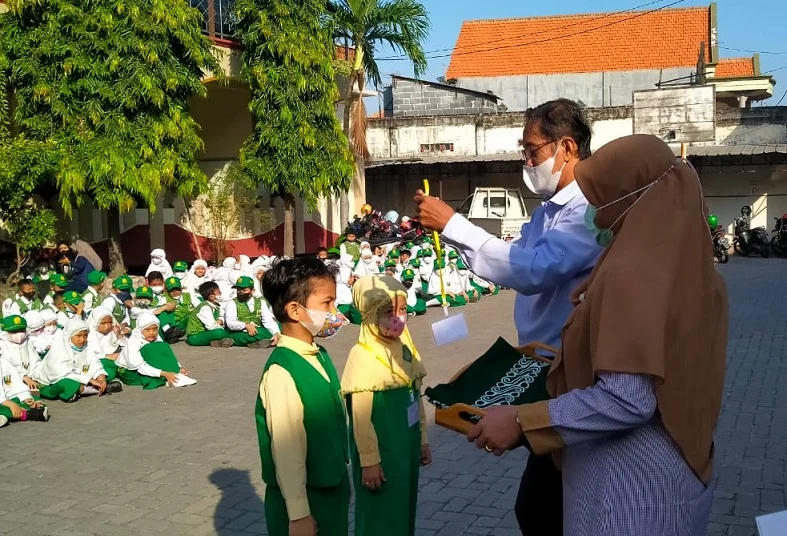 Drumband Junior Sambut Siswa Baru