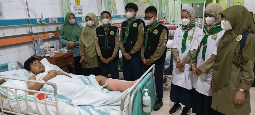 Tim Student Care dan Polisi SD Musix Kunjungi Korban Laka