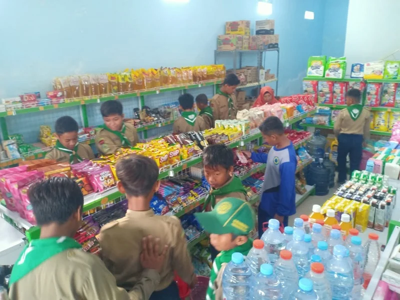 Marketing Day, Siswa SD Mutu Dukun Kunjungi Toko Sinar