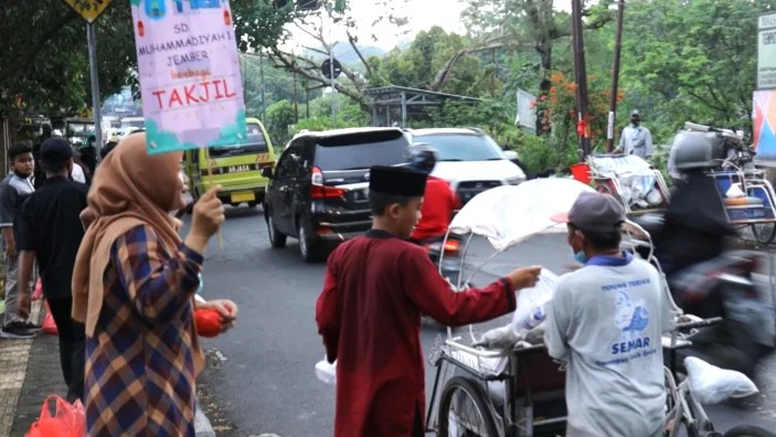 Takjil on The Road SD Mutu Jember Ajak Siswa