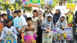 Pawai Ramadhan, Siswa SD Muwri Adu Poster saat Keliling Desa