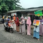 Bagikan Takjil on The Road, Ini Kesan Siswa SD Muwri