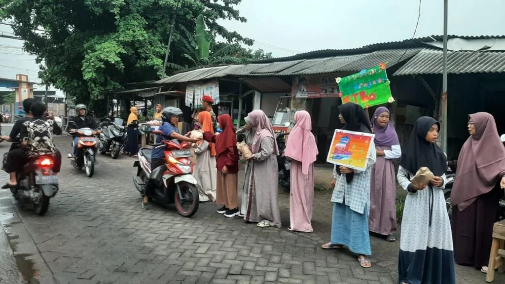Bagikan Takjil on The Road, Ini Kesan Siswa SD Muwri